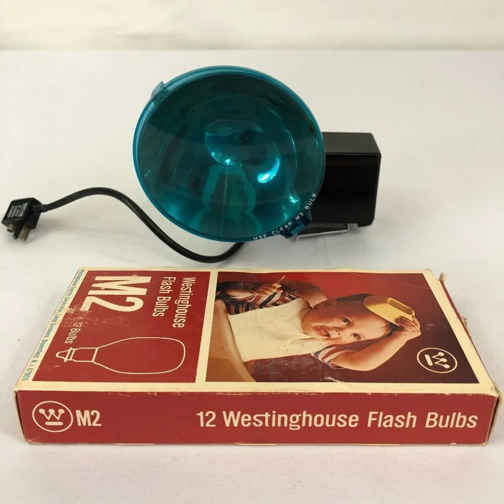Vintage Polaroid Model 268 Flash With A Package Of 10 Flash Bulbs
